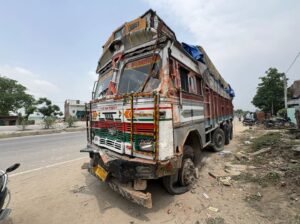 मिर्जापुर के अहरौरा थाना क्षेत्र के कुदारन क्षेत्र में हुए दर्दनाक हादसे के बाद हालात अब सामान्य हो गए हैं. 3 लोगों दर्दनाक मौके जबकि दो अन्य लोग गंभीर रूप से घायल ! 15 FB IMG 1784193514724