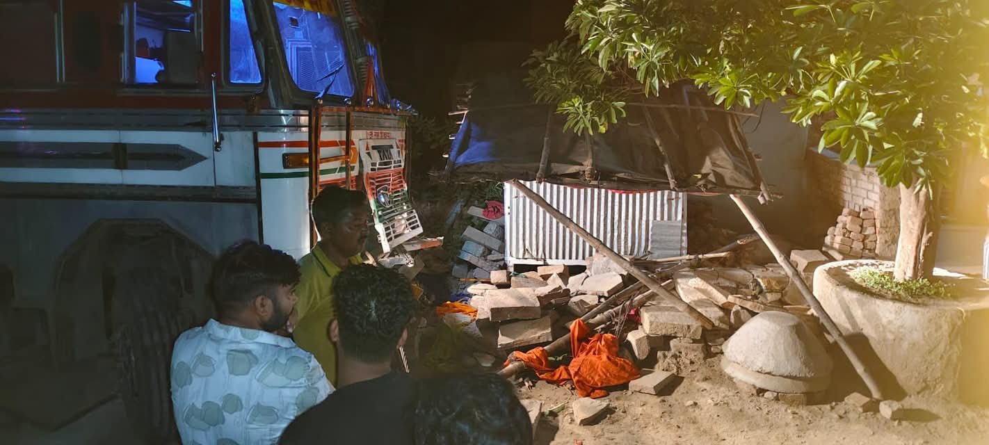मिर्जापुर के अहरौरा थाना क्षेत्र के कुदारन क्षेत्र में हुए दर्दनाक हादसे के बाद हालात अब सामान्य हो गए हैं. 3 लोगों दर्दनाक मौके जबकि दो अन्य लोग गंभीर रूप से घायल ! 11 FB IMG 1784193527223