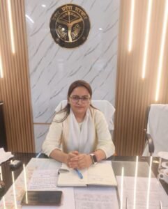 चित्रा निर्वाल बनी राठ की पहली महिला एसडीएम, संभाला पद राठ (हमीरपुर)। उ0प्र0 प्रांतीय सेवा की प्रशासनिक अधिकारी चित्रा निर्वाल ने आज राठ स्थित अपने कार्यालय में पहुँच उपजिलाधिकारी पद पर कार्यभार संभाल लिया है। उनके पदभार संभालने पर वह राठ तहसील की पहली एसडीएम बन गयी है। मूल रूप से बिजनौर निवासिनी एसडीएम चित्रा निर्वाल एनआईटी से इंजीनियरिंग स्नातक है और 2022 बैच की पीसीएस अधिकारी हैं। उन्होंने पदभार संभालने के बाद बताया कि वह राठ नगर क्षेत्र में अराजकता को समाप्त करने के साथ-साथ ही उनकी प्राथमिकता नगर से अतिक्रमण को खत्म कर यातायात व्यवस्था सुचारु करने की रहेगी। नोट------- एसडीएम चित्रा निर्वाल की फोटो