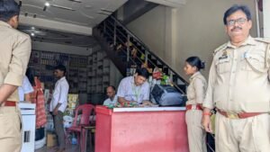 आईजीआरएस शिकायत पर खाद्य सुरक्षा विभाग की कार्रवाई, किराना दुकान से लिए गए नमूने 2 FB IMG 1784368409729