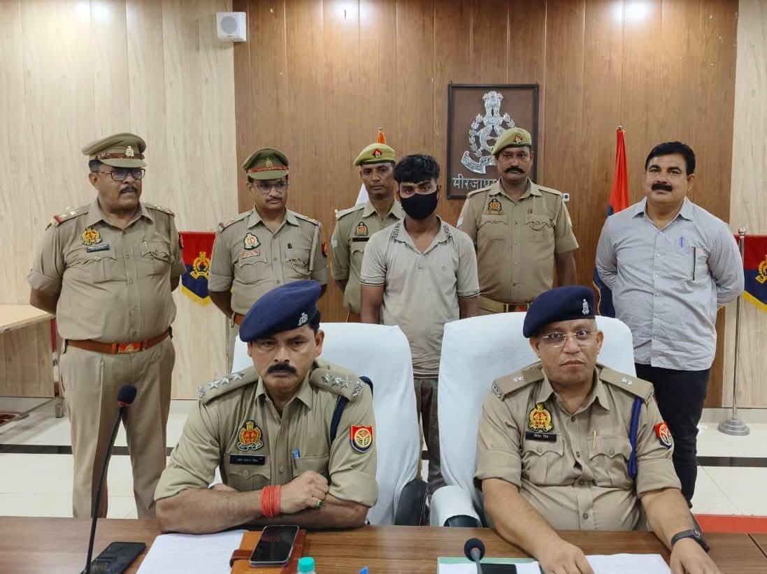 जनपद मीरजापुर थाना पड़री क्षेत्रान्तर्गत ग्राम उसरहवा रेलवे ट्रैक के पास मिले एक किन्नर की शव की घटना से सम्बन्धित 01 अभियुक्त गिरफ्तार, घटना में प्रयुक्त आटो बरामद 1 FB IMG 1784907384883