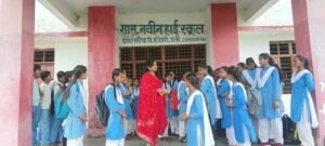 तहसीलदार के निरीक्षण में बंद मिला स्कूल का मुख्य गेट,बाहर खड़े मिले विद्यार्थी, प्राचार्य को जारी किया कारण बताओ नोटिस 2 FB IMG 1785304244252