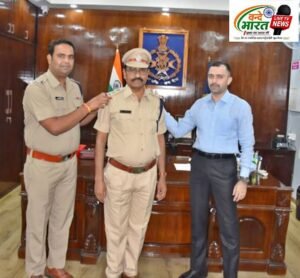 पदोन्नत अधिकारियों - कर्मचारियों को पुलिस अधीक्षक एवं अतिरिक्त पुलिस अधीक्षक ने लगाए नए पद चिन्ह, दी उज्ज्वल भविष्य की शुभकामनाएं 3 FB IMG 4317762787506132163