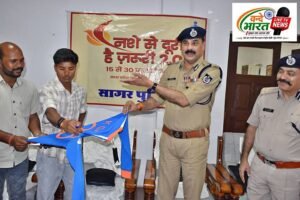 पुलिस महानिरीक्षक सागर जोन द्वारा अंतरराष्ट्रीय क्रिकेट खिलाड़ी सुश्री क्रांति गोड का सम्मान, "नशे से दूरी है जरूरी अभियान के तहत युवाओं को दिया संदेश 2 FB IMG 6397706302605303526