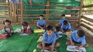 धमतरी जिला के नगरी तहसील में पेड़ के नीचे पाठशाला, लकड़ी के पुल से स्कूल और जिंदगी का सफर आखिर कब जागेगा शासन 52 IMG 20260701 WA0045