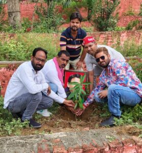 सपा मुखिया अखिलेश यादव के जन्मदिन पर पूर्व विधायक ने केक काट कर किया वृक्षारोपण 13 IMG 20260701 WA0362 1