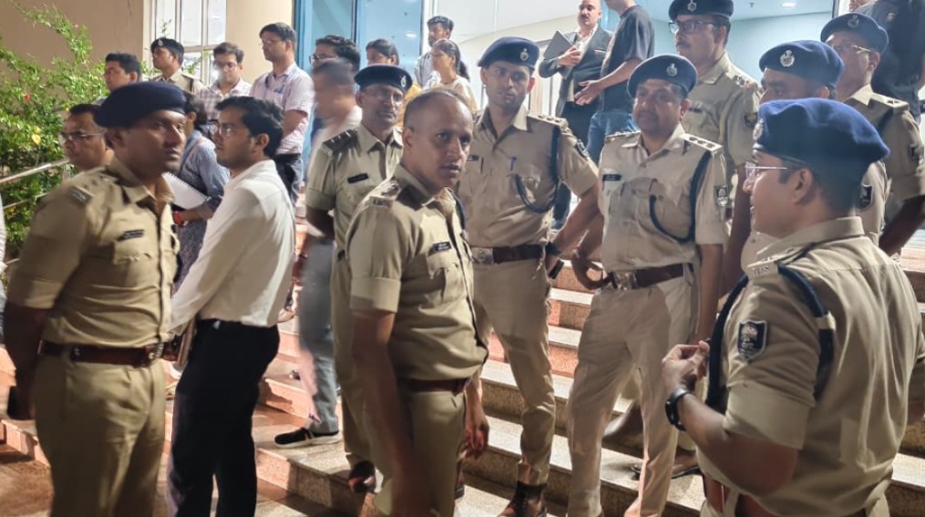 मा. मुख्यमंत्री बिहार एवं मा. पटना उच्च न्यायालय के मा. न्यायाधीश तथा अन्य न्यायालयों के मा. न्यायाधीश के प्रस्तावित आगमन के मद्देनजर जिला एवं सत्र न्यायाधीश गया, जिलाधिकारी गया एवं वरीय पुलिस अधीक्षक गया, नगर पुलिस अधीक्षक गया तथा अन्य पुलिस पदाधिकारियों द्वारा कन्वेंशन सेंटर बोधगया का संयुक्त निरीक्षण किया गया l 11 IMG 20260702 WA0654