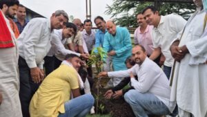 एक पेड़ माँ के नाम अभियान तहत विधायक लारिया ने किया पौधारोपण, दिया पर्यावरण संरक्षण का संदेश 2 IMG 20260703 WA0113