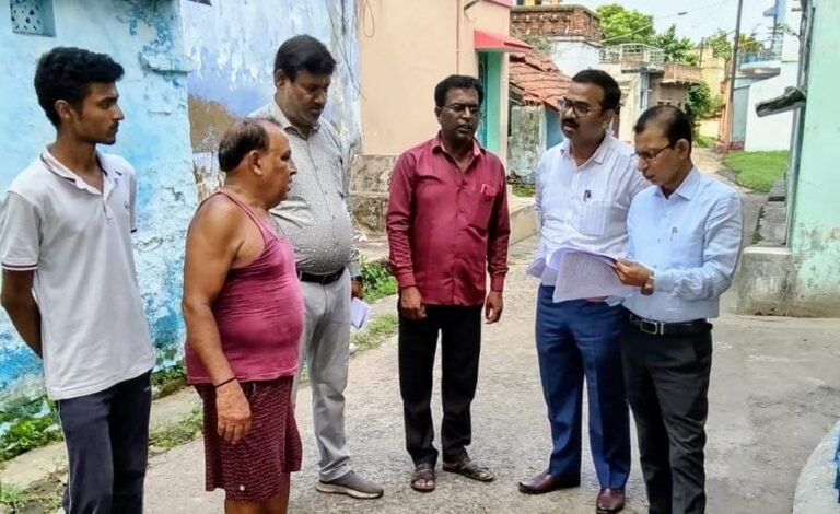 जिला निर्वाचन पदाधिकारी के निर्देश के बाद एन्यूमरेशन फॉर्म वितरण में आई तेजी