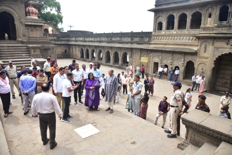 मुख्य निर्वाचन आयुक्त श्री ज्ञानेश कुमार ने सपत्नीक किया महेश्वर का भ्रमण