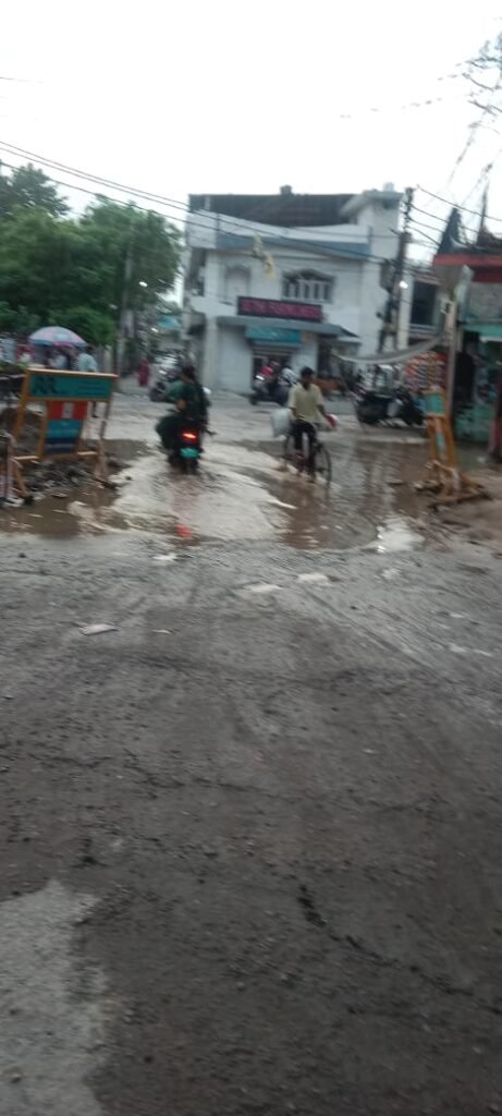 ज्वालापुर रेलवे स्टेशन के प्रवेश द्वार पर जलभराव से यात्रियों की बढ़ी परेशानी, निर्माण कार्य जल्द पूरा कराने की मांग 1 IMG 20260706 WA0001