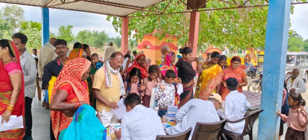 धूमा में स्वास्थ्य सेवा का महाकुंभ, लखनऊ के वरिष्ठ चिकित्सकों ने किया निःशुल्क उपचार 1 IMG 20260706 WA0030