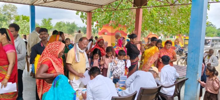 धूमा में स्वास्थ्य सेवा का महाकुंभ, लखनऊ के वरिष्ठ चिकित्सकों ने किया निःशुल्क उपचार