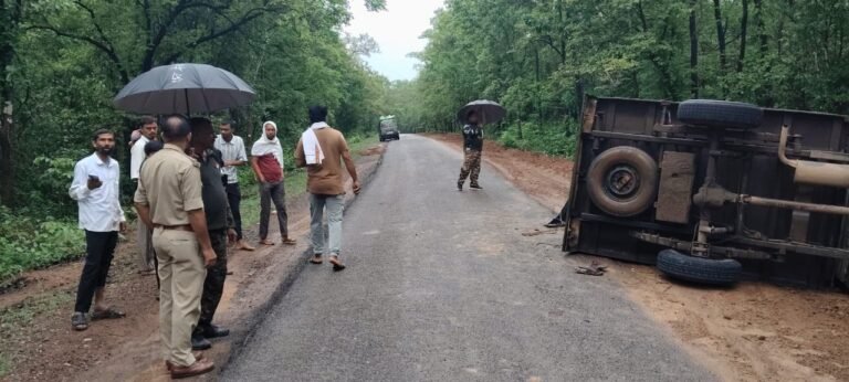 धमतरी/नगरी – सड़क पर बिखरा बाजार का माल, बड़ा हादसा टलने से लोगों ने ली राहत की सांस सांकरा-मेचका मार्ग पर हादसा, पलटी पिकअप ने रोका यातायात