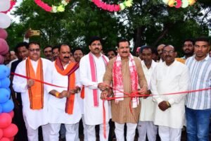 बड़वानी-हरिबड़ में 37.50 लाख की लागत से बने नवीन अटल सुशासन पंचायत भवन का प्रभारी मंत्री डॉ. गौतम टेटवाल ने किया लोकार्पण 5 IMG 20260706 WA0527