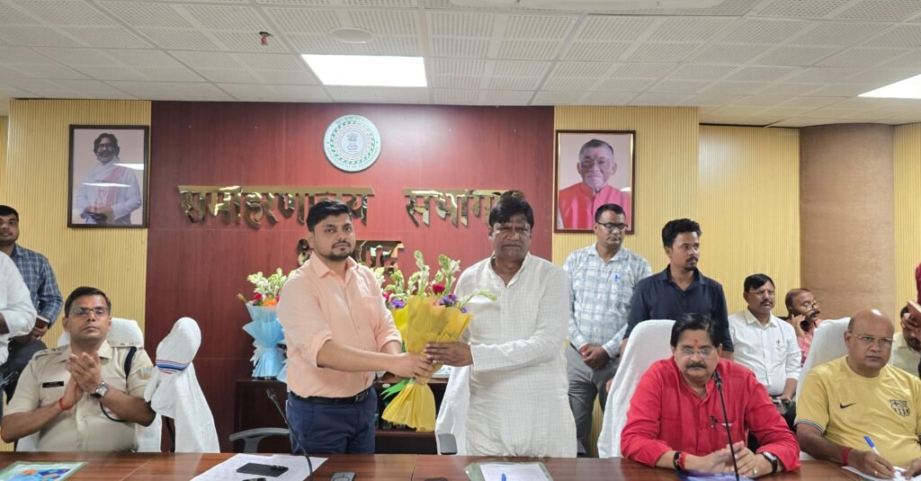 केन्दुआडीह में भू-धंसान एवं गैस रिसाव की रोकथाम के लिए माननीय जनप्रतिनिधियों के साथ डीडीएमए की बैठक संपन्न 1 IMG 20260707 WA0198 1