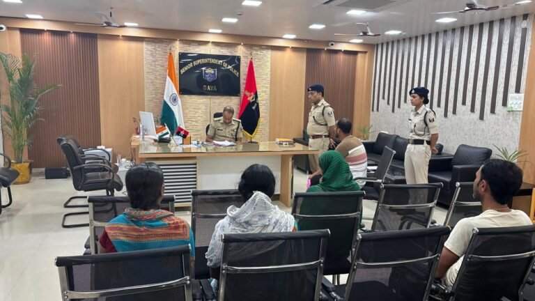 वरीय पुलिस अधीक्षक गया द्वारा जनता दरबार में आमजनों की शिकायतें सुनी गई l