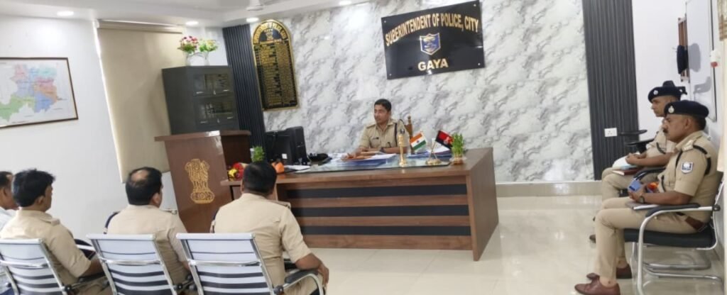 नगर पुलिस अधीक्षक गया द्वारा पुलिस कार्यालय गया में अनुमंडल पुलिस पदाधिकारी -1, अनुमंडल पुलिस पदाधिकारी -2, थानाध्यक्ष कोतवाली, सिबिल लाइन एवं रामपुर थाना तथा तकनीकी शाखा प्रभारी के साथ समीक्षा बैठक आयोजित की गई l 1 IMG 20260707 WA0711