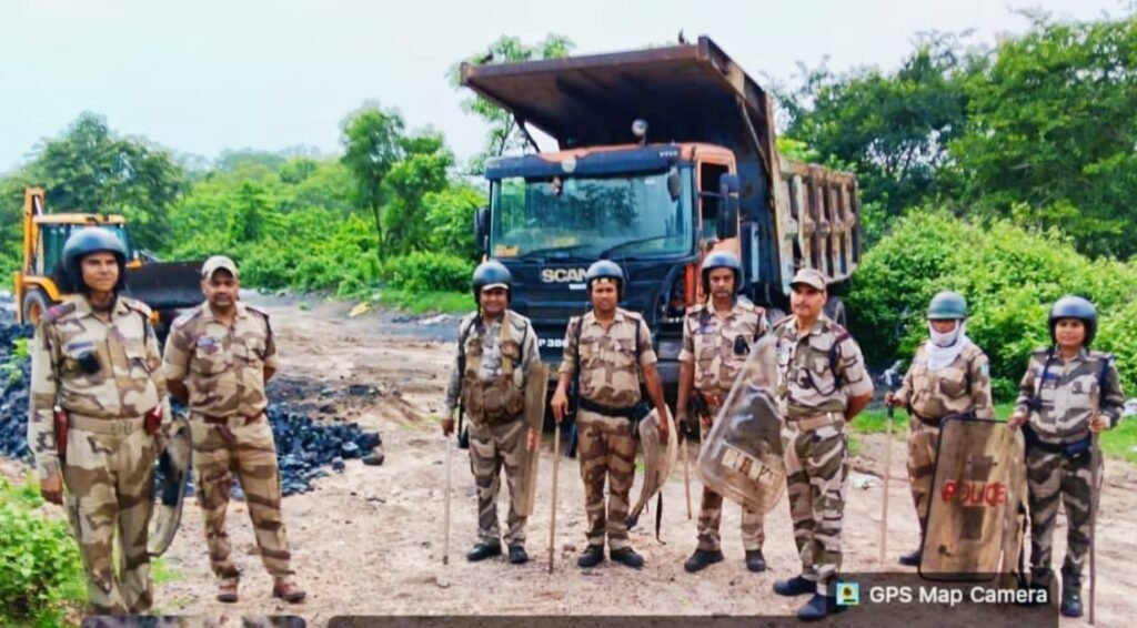 एरिया-10 जेलगोरा क्षेत्र में अवैध कोयले के खिलाफ संयुक्त छापेमारी, 19 टन कोयला जब्त 1 IMG 20260708 WA0250