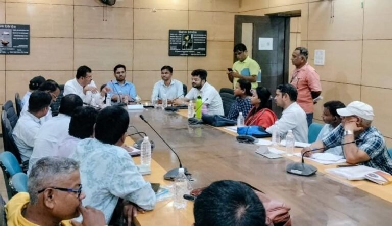 मुख्यालय से आए उप निर्वाचन पदाधिकारी ने झरिया और धनबाद में की समीक्षा बैठक