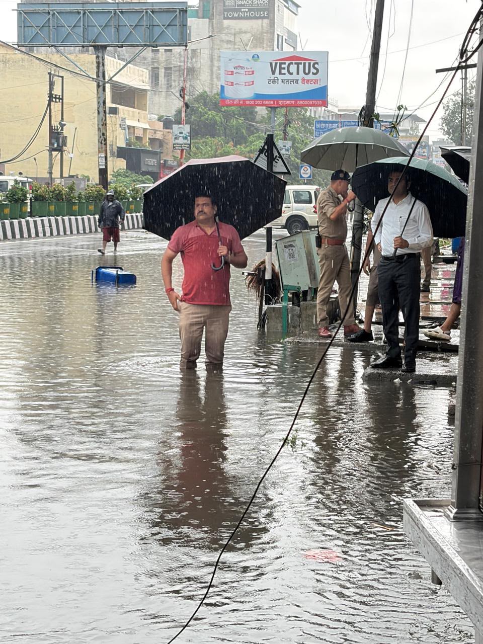 भारी बारिश के चलते विभिन्न क्षेत्रों में जलभराव की स्थिति का जिलाधिकारी मयूर दीक्षित ने किया स्थलीय निरीक्षण। 11 IMG 20260709 WA0025