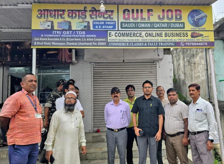 एसडीएम ने किया वासेपुर के दो साइबर कैफे का औचक निरीक्षण