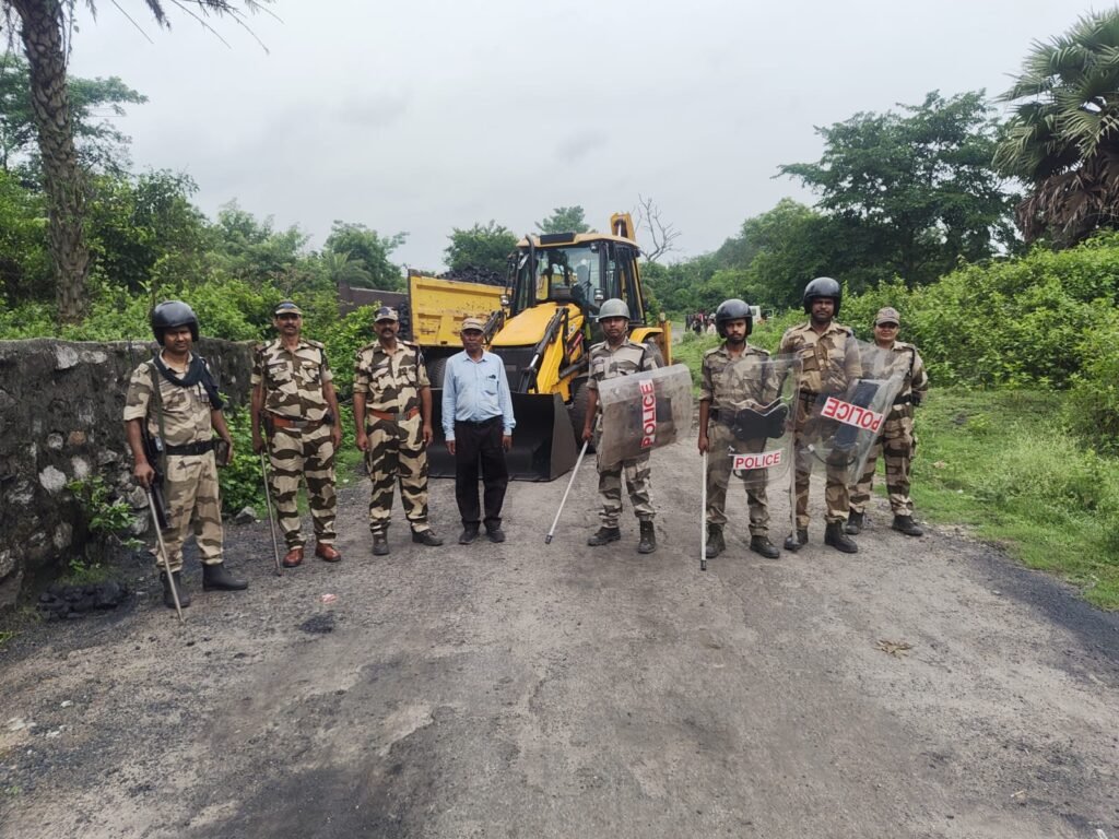 ब्लॉक-4 क्षेत्र में अवैध कोयले के खिलाफ संयुक्त रूप से छापेमारी सीआईएसएफ और बीसीसीएल अधिकारी की जबरदस्त कार्यवाई 1 IMG 20260709 WA0247