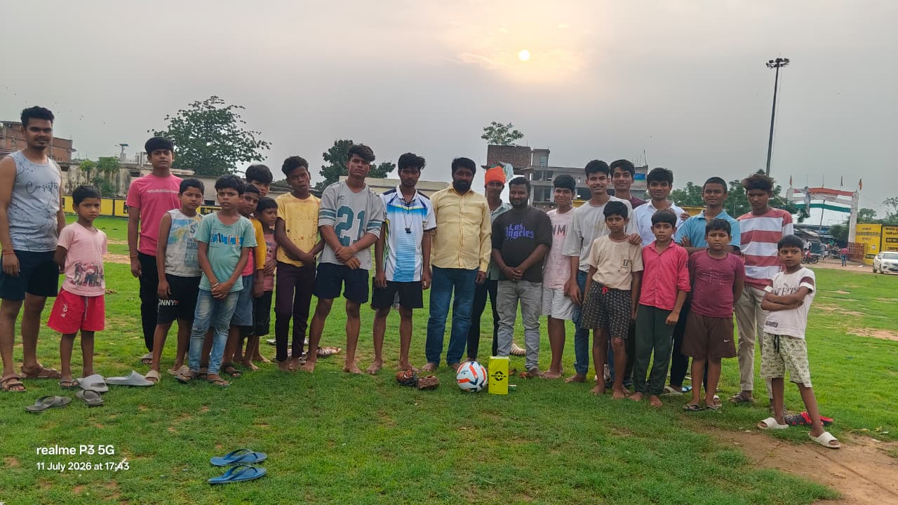 ग्राम प्रधान अरविंद जायसवाल ने खिलाड़ियों को भेंट की फुटबॉल 11 IMG 20260711 WA0052