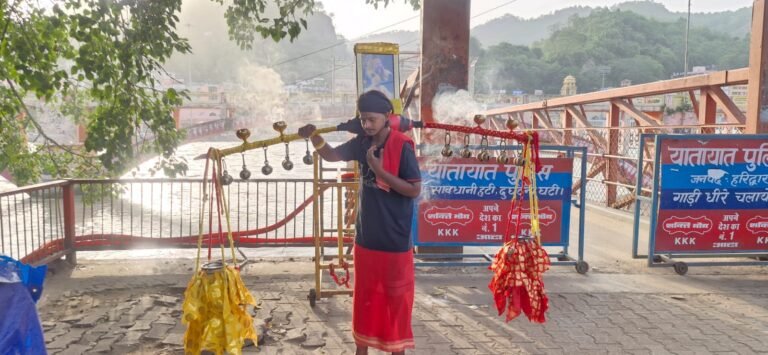 भोले की नगरी हरिद्वार में कांवड़ यात्रियों का सैलाब, हरकी पैड़ी से गंगाजल लेकर रवाना हो रहे श्रद्धालु।