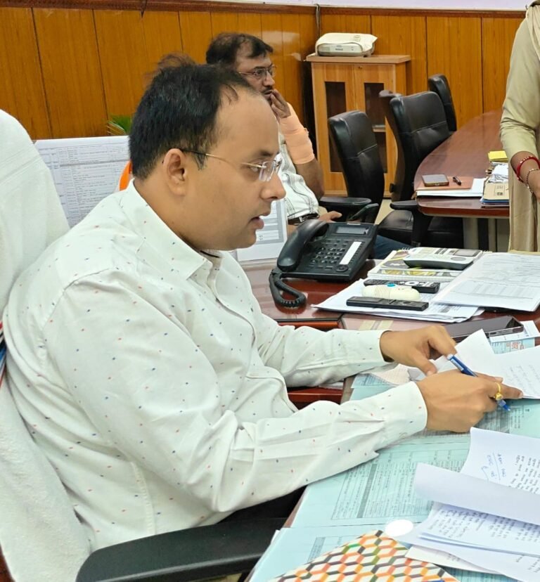 जिला पदाधिकारी ने दैनिक जनता दरबार में सुनी आमजनों की समस्याएं, समस्याओं का हुआ ऑन द स्पॉट निवारण l