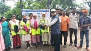 हरिकनक क्लब ने सफाई कर्मचारियों को बांटे छाते और जलपान, किया सम्मानित 12 IMG 20260715 WA0067