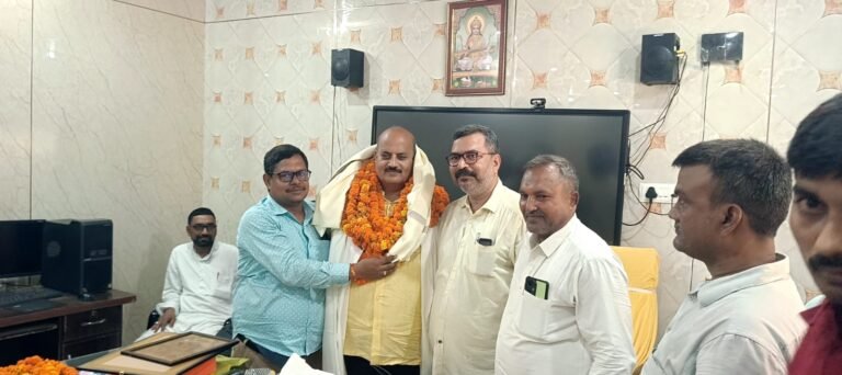 सम्मान और संवेदनाओं के बीच विदा हुए खण्ड शिक्षा अधिकारी दुर्गा प्रसाद सिंह, शिक्षकों ने कहा— “ऐसे अधिकारी विरले होते हैं”