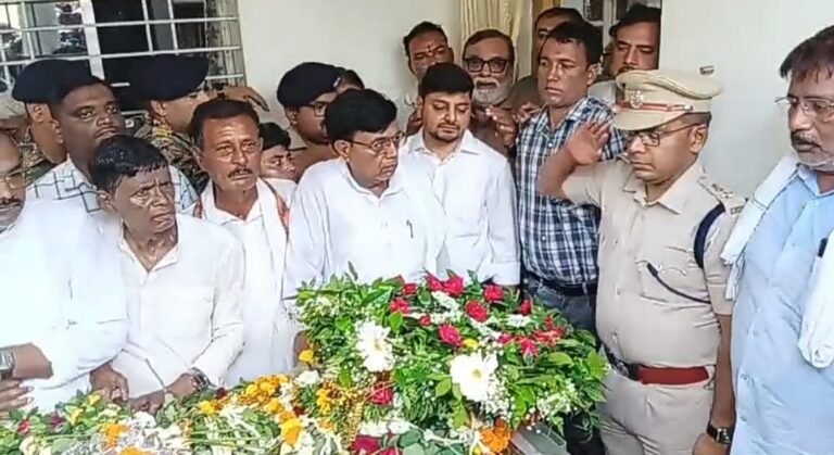 उपायुक्त व एसएसपी ने झारखंड सरकार के पूर्व मंत्री मन्नान मल्लिक को दी भावभीनी श्रद्धांजलि राजकीय सम्मान के साथ हुए सुपुर्द-ए-खाक