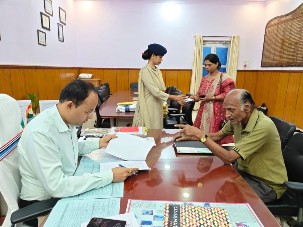 जिला पदाधिकारी ने दैनिक जनता दरबार में सुनी आमजनों की समस्याएं, समस्याओं का हुआ ऑन द स्पॉट निवारण l 1 IMG 20260716 WA0279