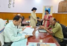 जिला पदाधिकारी ने दैनिक जनता दरबार में सुनी आमजनों की समस्याएं, समस्याओं का हुआ ऑन द स्पॉट निवारण l 36 IMG 20260716 WA0279