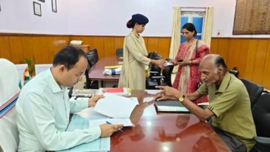 जिला पदाधिकारी ने दैनिक जनता दरबार में सुनी आमजनों की समस्याएं, समस्याओं का हुआ ऑन द स्पॉट निवारण l 21 IMG 20260716 WA0279