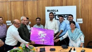 कलेक्टर श्री राजेंद्र कुमार सिंह को कलेक्ट्रेट मंडला में दी गई भावपूर्ण बिदाई 12 IMG 20260716 WA0438