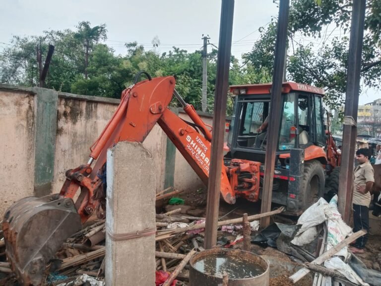 स्टील गेट से एसएनएमएमसीएच तक सड़क हुआ अतिक्रमण मुक्त हॉस्पिटल जाने वाले मरीजों, एम्बुलेंस, आम राहगीरों के लिए राह हुई आसान