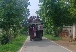 मौत को दावत देता सफर! ओवरलोड पिकअप में ठूंसे गए मासूम छात्र-छात्राएं, जिम्मेदार बने बेखबर 2 IMG 20260718 WA0057