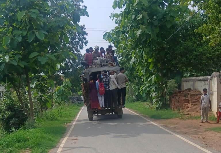 मौत को दावत देता सफर! ओवरलोड पिकअप में ठूंसे गए मासूम छात्र-छात्राएं, जिम्मेदार बने बेखबर