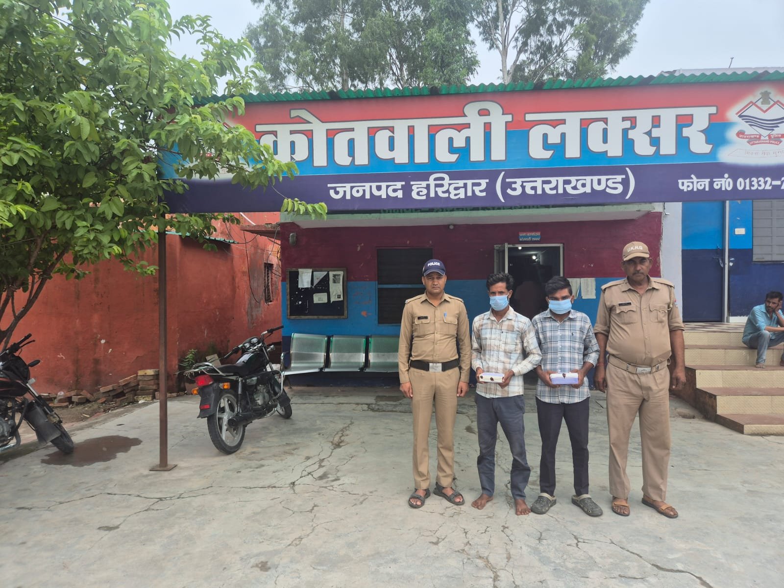लक्सर पुलिस की सतर्कता से बड़ी वारदात टली, अवैध चाकू के साथ 02 संदिग्ध दबोचे,अलग-अलग स्थानों पर संदिग्ध अवस्था में घूम रहे दोनों संदिग्धों से एक-एक नाजायज चाकू बरामद। 1 IMG 20260719 WA0002