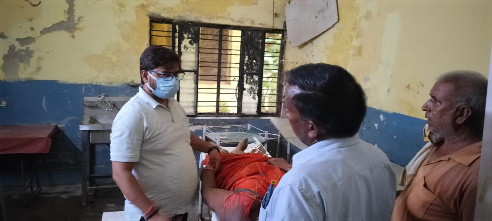 घिवही में बारिश के दौरान दीवार गिरने से महिला गंभीर रूप से घायल,सीएचसी से जिला अस्पताल रेफर 1 IMG 20260720 WA0003