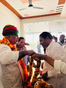 गृह राज्यमंत्री बेढम का किया स्वागत, समाजसेवी रमेश चनेजा के नेतृत्व में माला-साफा पहनाकर किया सम्मान 3 IMG 20260720 WA0047