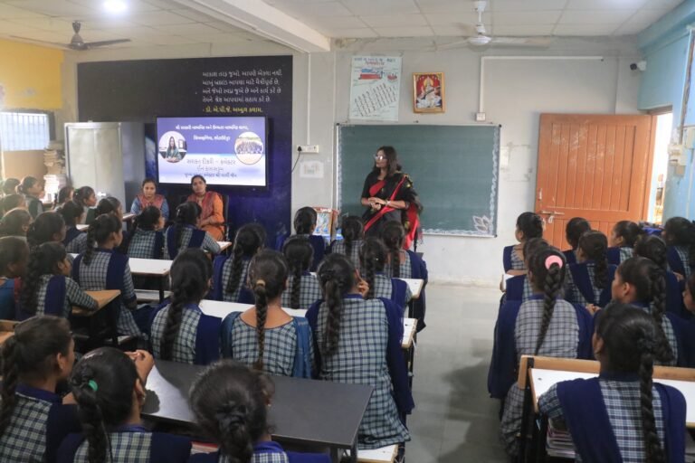 સશક્ત દીકરી – કલેક્ટર ઇન ક્લાસરૂમ : કલેક્ટર ગાર્ગી જૈનનો દીકરીઓ સાથે પ્રેરણાદાયી સંવાદ