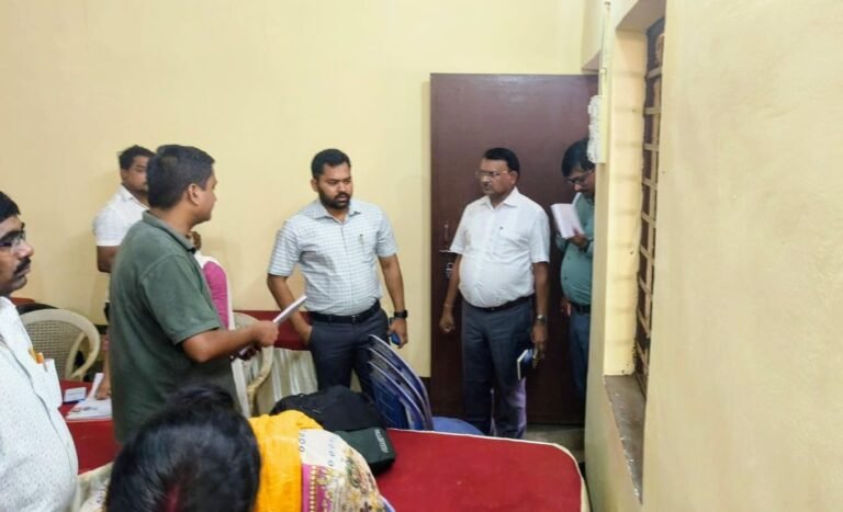 धनबाद अंचल कार्यालय को व्यवस्थित व जनउपयोगी बनाएं – डीडीसी