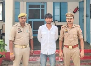 कांठ पुलिस ने मुंशी पर जानलेवा हमले के आरोपी को किया गिरफ्तार 2 IMG 20260724 WA00402