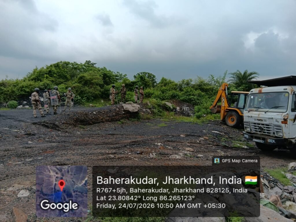 जय हिंद एरिया–03 (गोविंदपुर) MMDR Act के तहत तिवारी बस्ती में अवैध रूप से एकत्रित कोयले पर छापा मारा गया दिनांक 23.07.2026 को समय लगभग (22:00) दस बजे रात्री विश्वसनीय सूत्रों से प्राप्त सूचना के आधार पर आसूचना बल सदस्य एवं QRT द्वारा एरिया भ्रमण के दौरान तिवारी बस्ती, सीम–03 स्थित अवैध मुहाने के निकट असामाजिक तत्वों द्वारा अवैध रूप से कोयला एकत्रित किया हुआ पाया गया। प्राप्त सूचना से आसूचना बल सदस्य द्वारा तत्काल आसूचना प्रभारी एवं एरिया कंपनी कमांडर को अवगत कराया गया। तत्पश्चात, दिनांक 24.07.2026 को कंपनी कमांडर द्वारा उक्त अवैध रूप से एकत्रित कोयले पर रेड की कार्रवाई हेतु बीसीसीएल प्रबंधन से आवश्यक लॉजिस्टिक सहायता उपलब्ध कराने का अनुरोध किया गया। समय लगभग (10:00) दस बजे दिन बीसीसीएल प्रबंधन द्वारा लॉजिस्टिक सहायता उपलब्ध कराए जाने के उपरांत, समय लगभग सुबह 10:30 बजे से शाम छ: बजे तक एरिया कमांडर, कंपनी कमांडर, पोस्ट कमांडर, QRT, आसूचना बल सदस्य तथा अतिरिक्त बल सदस्यों की उपस्थिति में अवैध रूप से एकत्रित कोयले पर शांतिपूर्ण तरीके से रेड की कार्रवाई संपन्न की गई। उक्त कार्रवाई के दौरान कुल 06 हाइवा अवैध रूप से एकत्रित कोयला, जिसका कुल वजन 78.180 टन है, बरामद कर बीसीसीएल प्रबंधन को सुपुर्द किया गया। उक्त प्रकरण में MMDR Act के प्रावधानों के अंतर्गत अग्रेतर विधिक कार्रवाई की जा रही है, जो वर्तमान में प्रक्रियाधीन है 1 IMG 20260724 WA0269