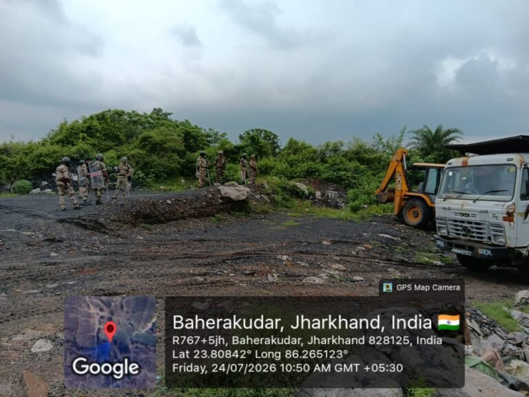 जय हिंद एरिया–03 (गोविंदपुर) MMDR Act के तहत तिवारी बस्ती में अवैध रूप से एकत्रित कोयले पर छापा मारा गया दिनांक 23.07.2026 को समय लगभग (22:00) दस बजे रात्री विश्वसनीय सूत्रों से प्राप्त सूचना के आधार पर आसूचना बल सदस्य एवं QRT द्वारा एरिया भ्रमण के दौरान तिवारी बस्ती, सीम–03 स्थित अवैध मुहाने के निकट असामाजिक तत्वों द्वारा अवैध रूप से कोयला एकत्रित किया हुआ पाया गया। प्राप्त सूचना से आसूचना बल सदस्य द्वारा तत्काल आसूचना प्रभारी एवं एरिया कंपनी कमांडर को अवगत कराया गया। तत्पश्चात, दिनांक 24.07.2026 को कंपनी कमांडर द्वारा उक्त अवैध रूप से एकत्रित कोयले पर रेड की कार्रवाई हेतु बीसीसीएल प्रबंधन से आवश्यक लॉजिस्टिक सहायता उपलब्ध कराने का अनुरोध किया गया। समय लगभग (10:00) दस बजे दिन बीसीसीएल प्रबंधन द्वारा लॉजिस्टिक सहायता उपलब्ध कराए जाने के उपरांत, समय लगभग सुबह 10:30 बजे से शाम छ: बजे तक एरिया कमांडर, कंपनी कमांडर, पोस्ट कमांडर, QRT, आसूचना बल सदस्य तथा अतिरिक्त बल सदस्यों की उपस्थिति में अवैध रूप से एकत्रित कोयले पर शांतिपूर्ण तरीके से रेड की कार्रवाई संपन्न की गई। उक्त कार्रवाई के दौरान कुल 06 हाइवा अवैध रूप से एकत्रित कोयला, जिसका कुल वजन 78.180 टन है, बरामद कर बीसीसीएल प्रबंधन को सुपुर्द किया गया। उक्त प्रकरण में MMDR Act के प्रावधानों के अंतर्गत अग्रेतर विधिक कार्रवाई की जा रही है, जो वर्तमान में प्रक्रियाधीन है