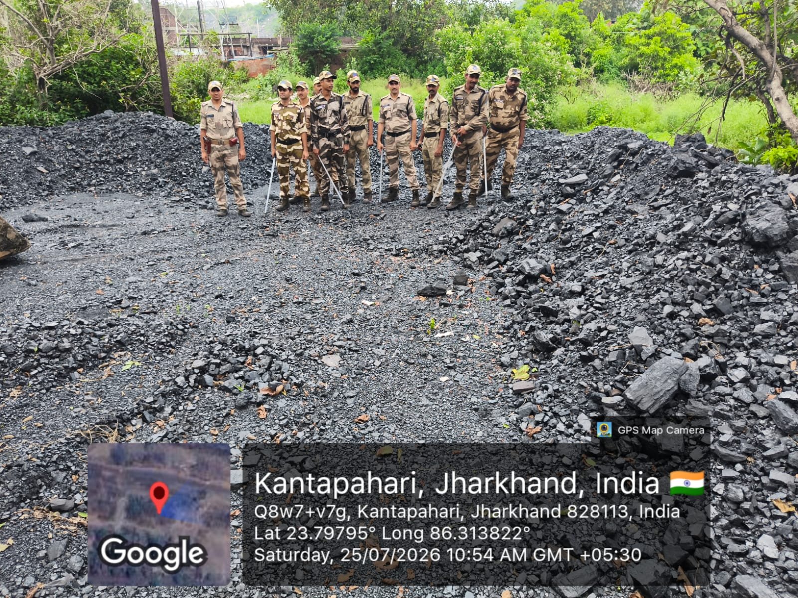कतरास के अंगारपथरा फुटबॉल ग्राउंड के पीछे 60 टन अवैध कोयला CISF ने किया जब्त, बीसीसीएल अधिकारी की गैरमौजदगी पर उठे सवाल 1 IMG 20260725 WA0246
