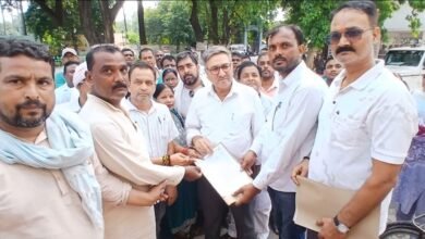 हक और सम्मान की मांग को लेकर सड़क पर उतरे शिक्षामित्र, कलक्ट्रेट में किया प्रदर्शन 7 IMG 20260725 WA0647